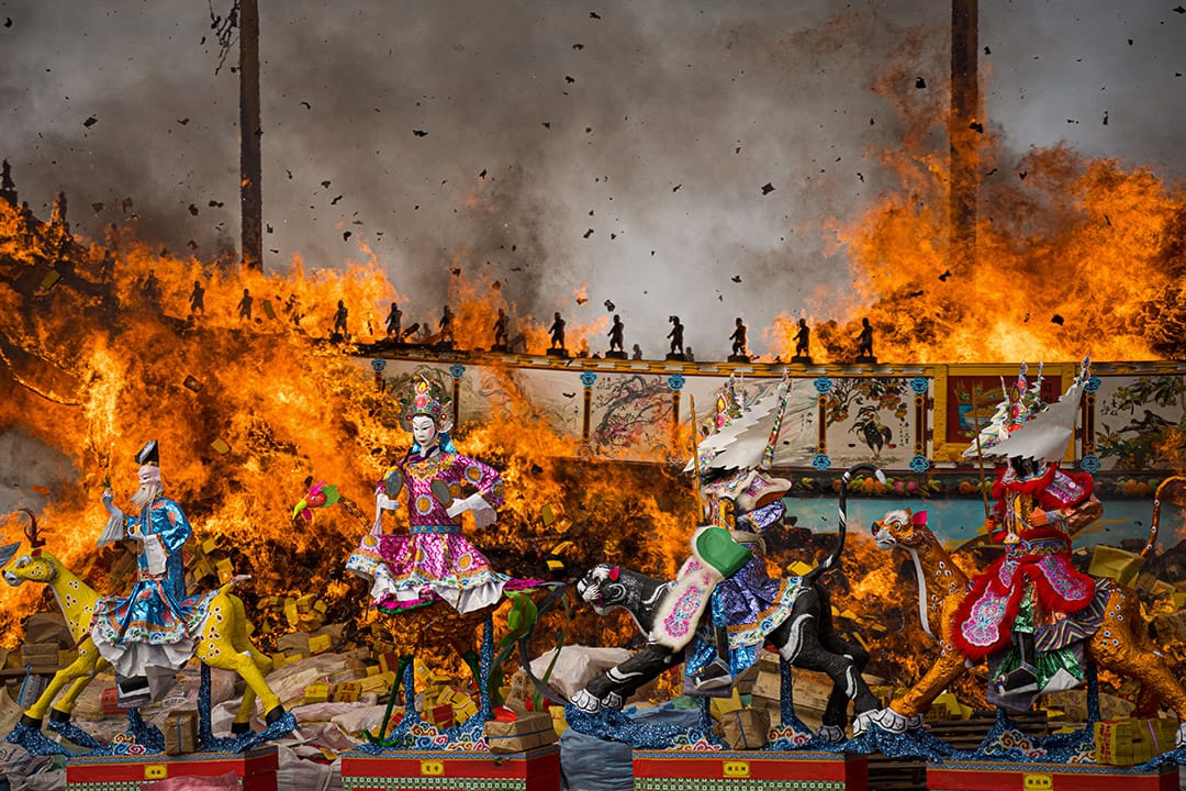 以焚燒方式送王船昇天，象徵王爺離境，返回天庭。