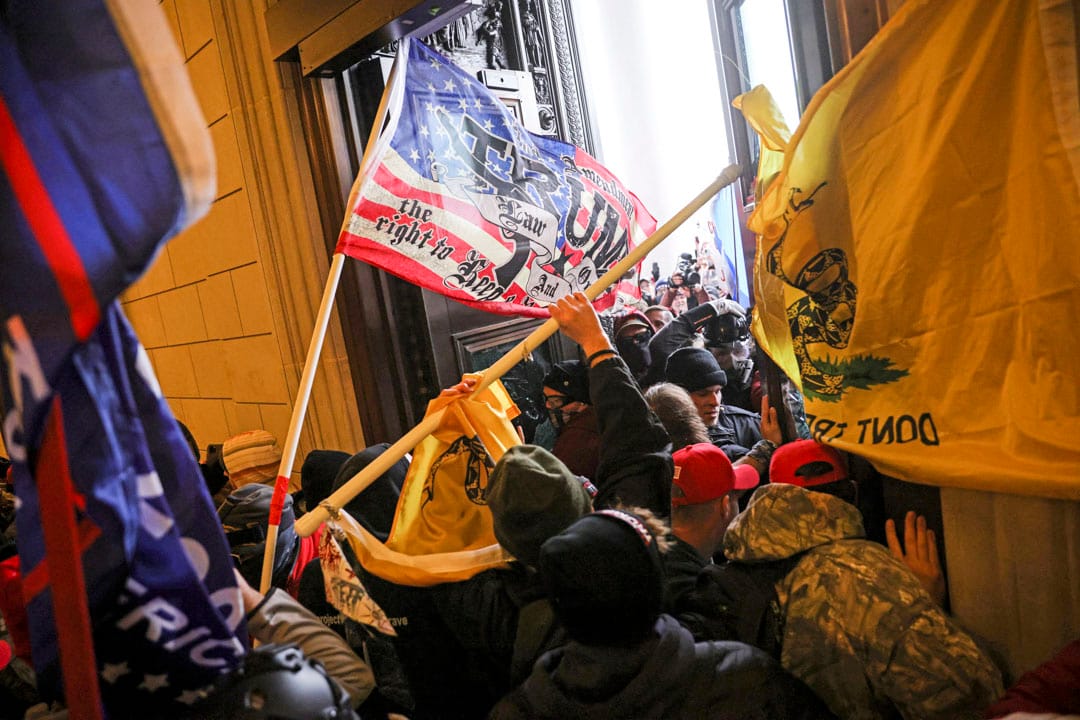 2021年1月6日,美國國會,參眾兩院會議進行期間,示威者闖進國會大樓。