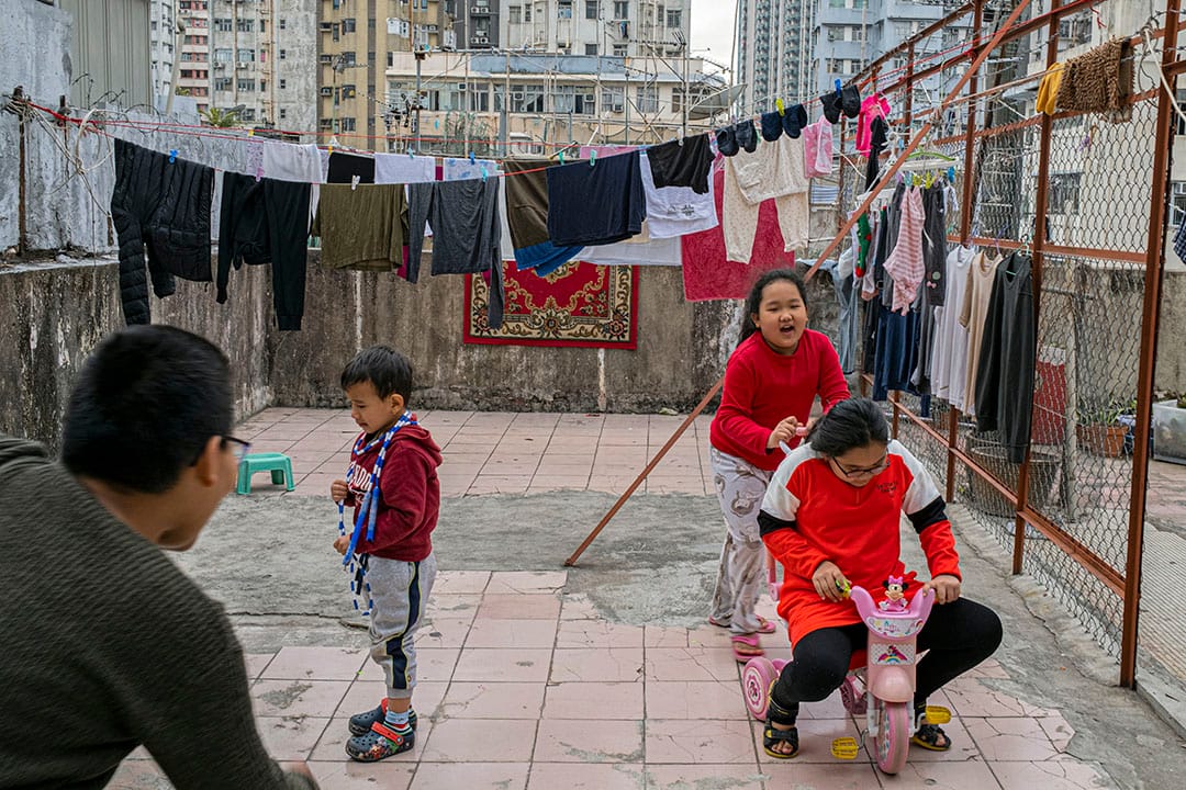 2021年1月19日油麻地，小孩在家的天台上玩耍。
