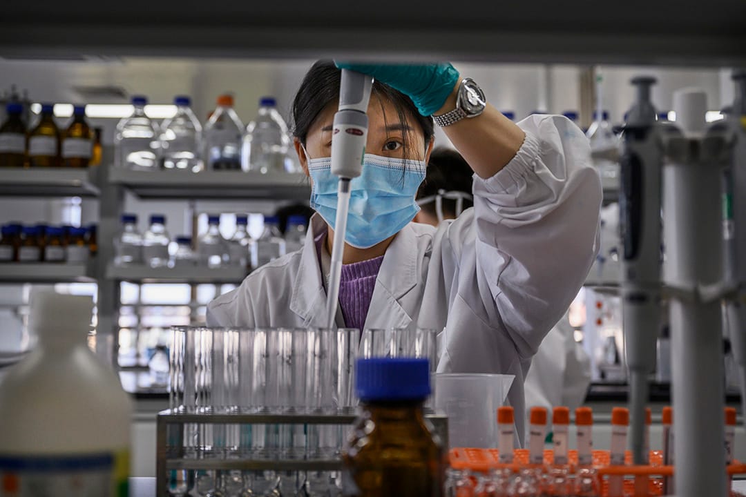 2020年9月24日,北京,一名技术员在科兴生物的实验室工作。摄:Kevin Frayer/Getty Images