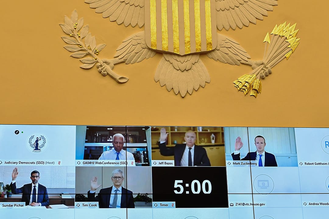 2020年7月29日華盛頓,Google、Apple、Amazon、Facebook 四間科技鉅子在美國反壟斷聽證會,四位執行長 Sundar Pichai、Tim Cook、Jeff Bezos 與 Mark Zuckerberg於作證前宣誓。