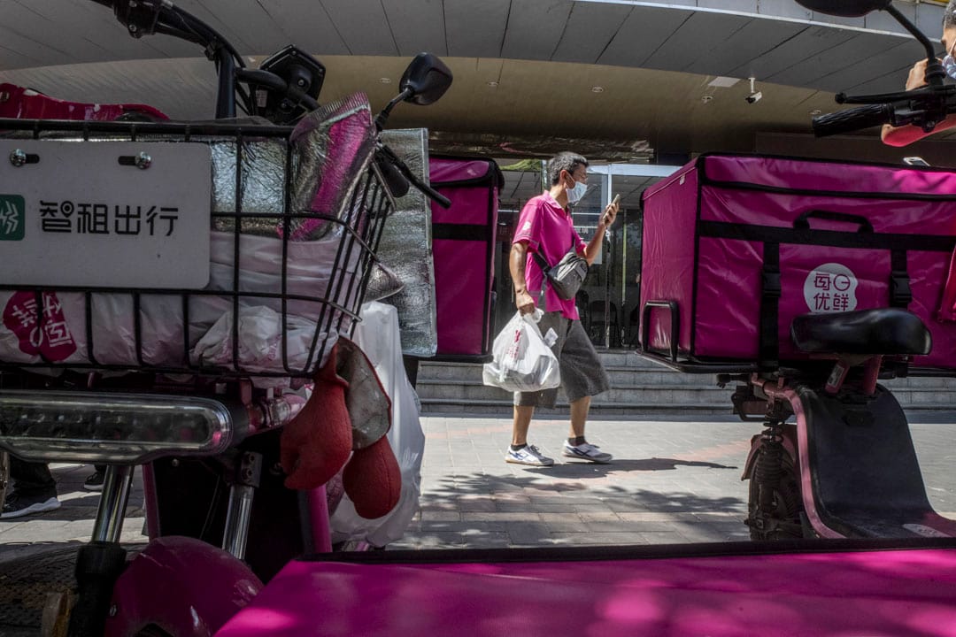 2020年8月11日,北京一名外賣送餐員在工作。