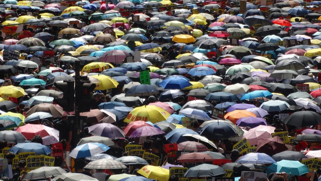 《同一雨伞下》Under the Same Umbrella,香港人走到街上争取民主和言论自由;同时来自印尼的外劳也把他们对自己国家总统选举的诉求带到香港,在外地声援印尼同胞,同时赚钱养活自己的家人。