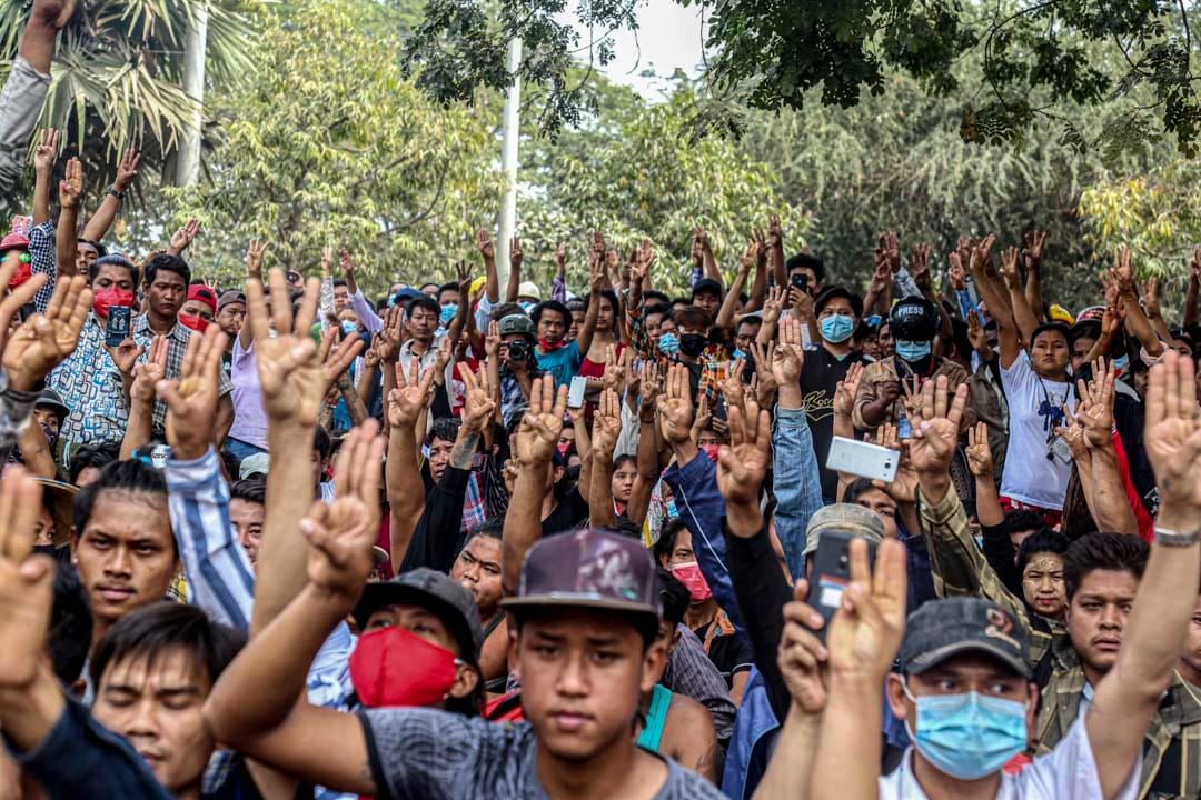 2021年2月20日緬甸曼德勒,示威者站在反對軍政府政變的和平示威期間舉起三個手指敬禮。