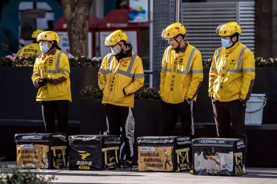 2020年11月29日,美團的快遞員在上海的街道上。