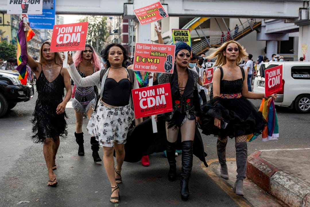 2021年2月22日,緬甸仰光示威者舉著標語牌遊行抗議軍方。