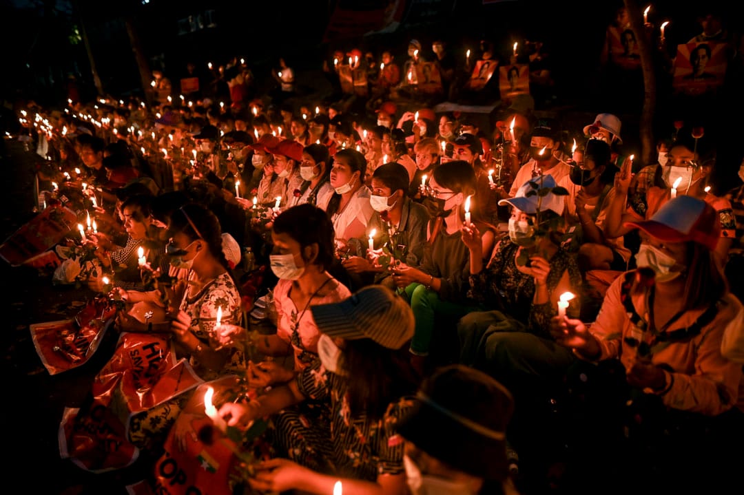 2021年2月21日,緬甸仰光的人們聚集以燭光守夜抗議軍事政變。