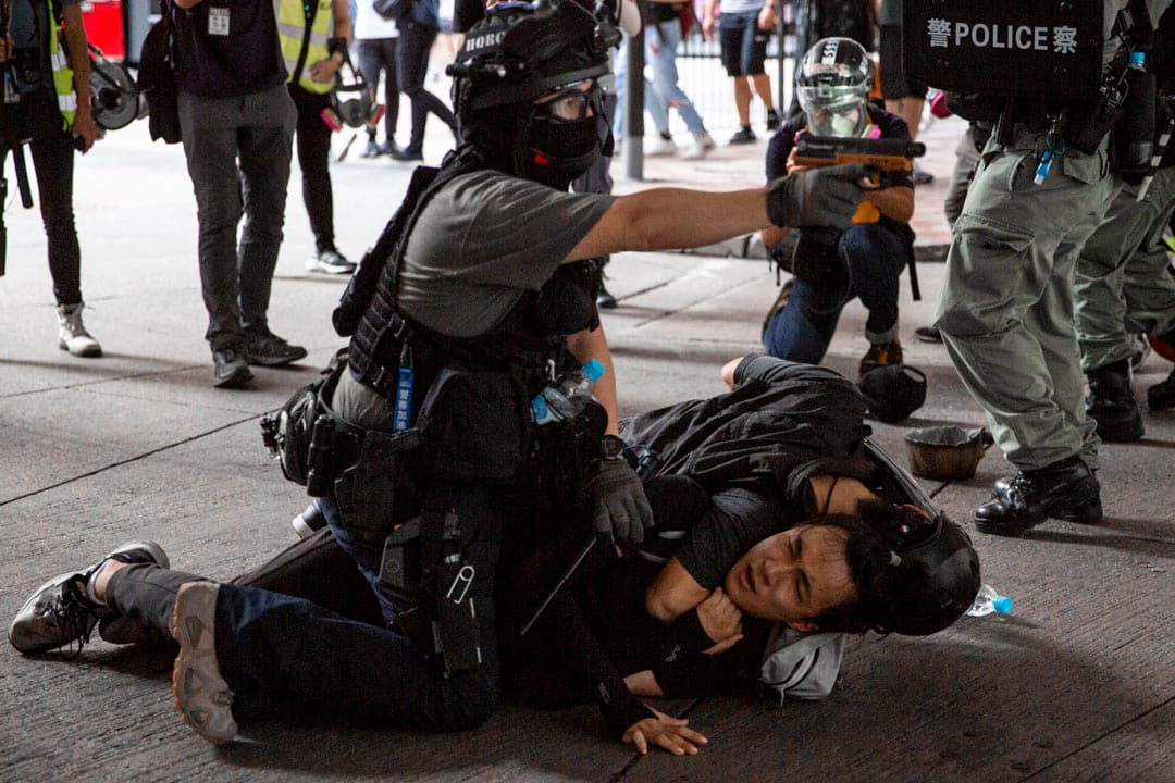 2020年7月1日,銅鑼灣,香港主權移交23年,七一遊行首次被禁,國安法已然生效,但街頭上的人們仍然自發遊行,其中一名市民在期間被警察制服在地上。