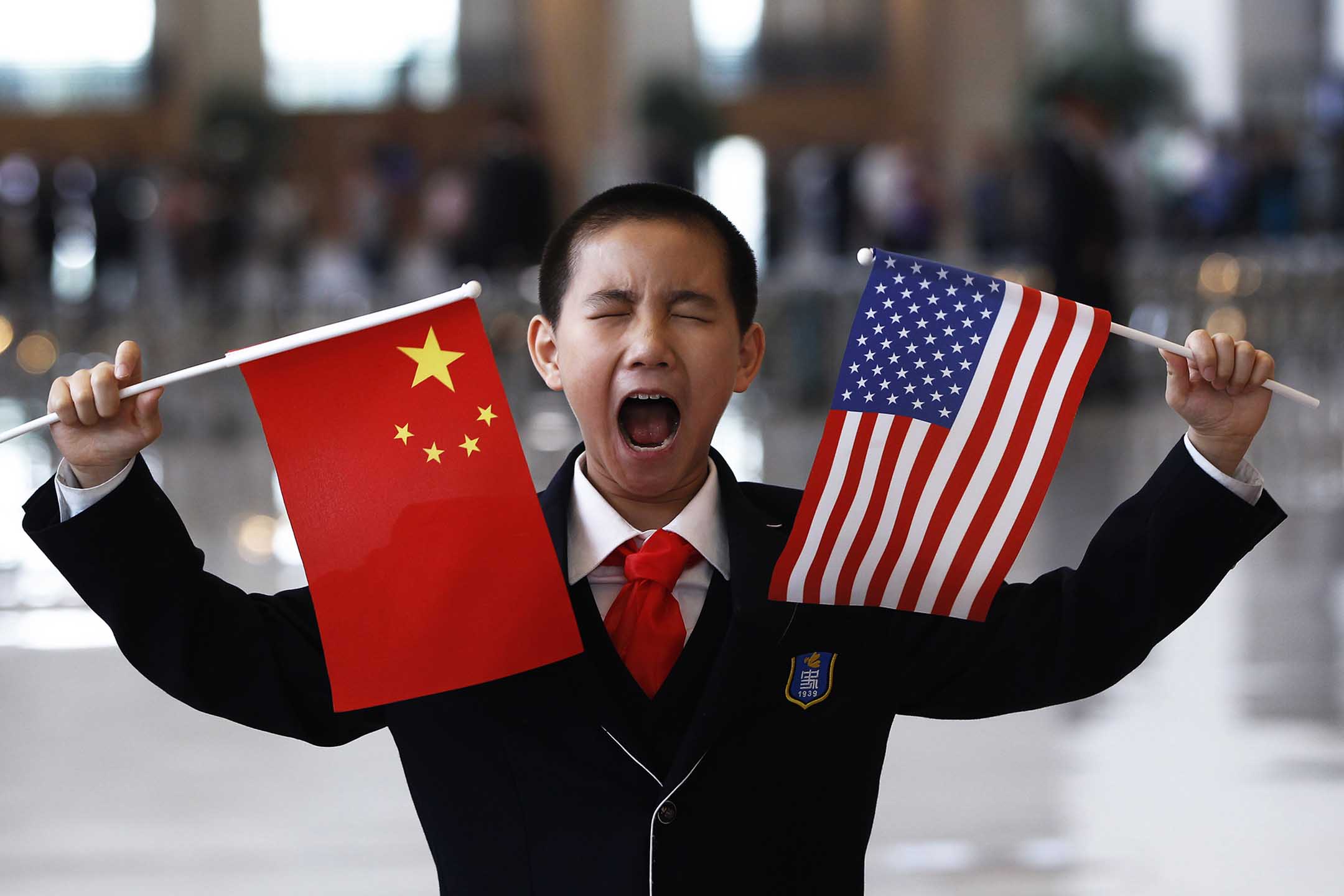 2012年5月4日北京,一個等待與美國國務卿希拉莉·克林頓見面的男孩。