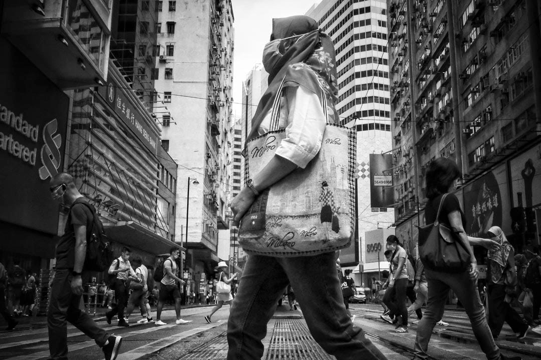 《自由/不自由》Free / Not Free,对于当地人和雇佣而言,工作场所是一个孤立的地方,雇佣在假日时才可以成为一个真正自由的人。