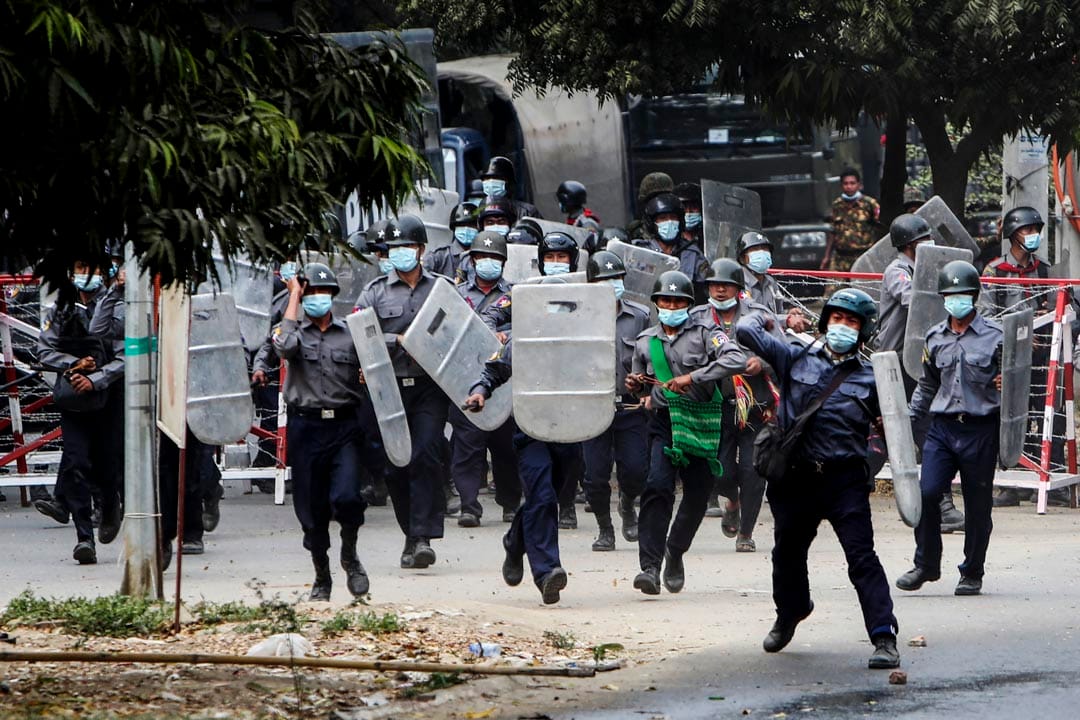 2021年2月21日,緬甸軍方在曼德勒與示威者爆發激烈衝突。