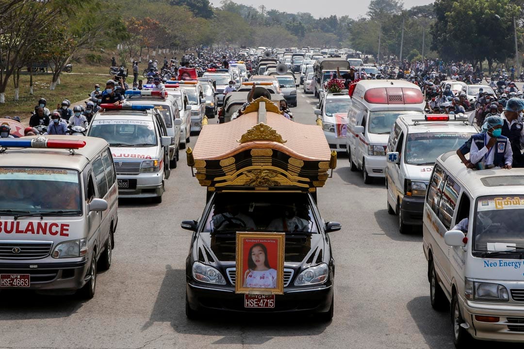 2021年2月21日,緬甸民眾送行日前於內比都示威時中槍身亡的20歲女性示威者 Mya Thwe Thwe Khaing。