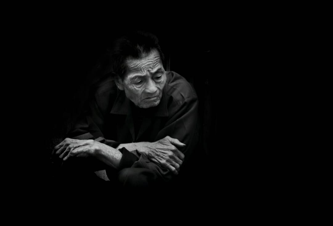 《孤独》Lonely,我想念我的亲人。我想念被拥抱的感觉。我想念他们...…然而相聚遥遥无期。