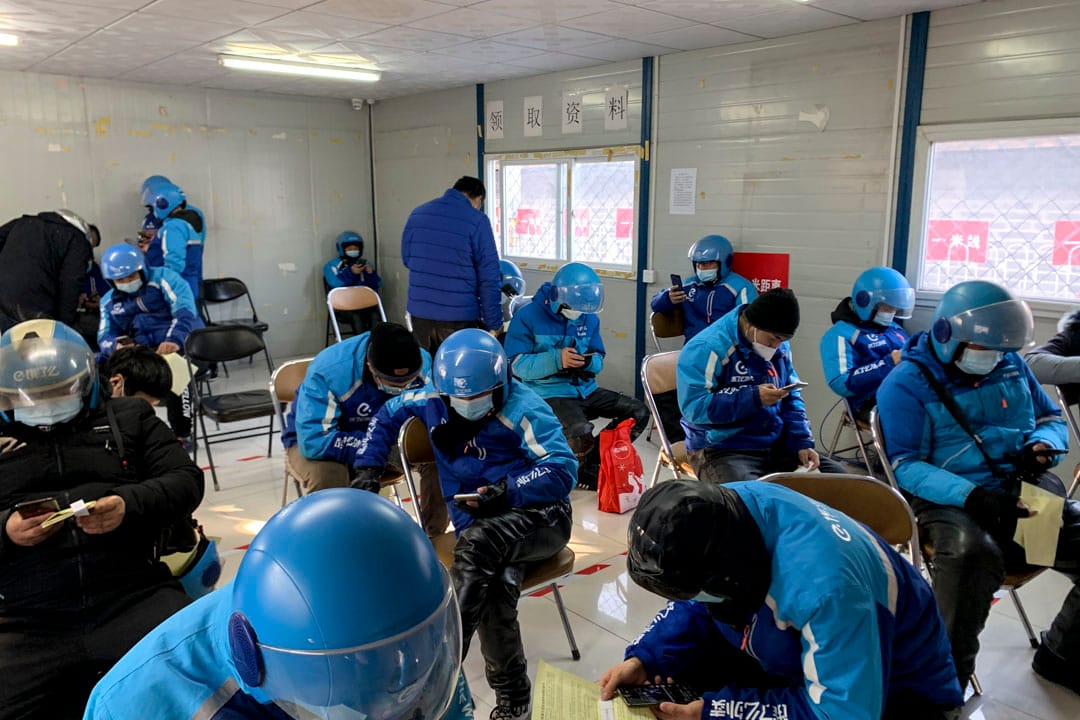 2021年1月17日,餓了麼送貨車手在北京東城區等待接種新冠疫苗。