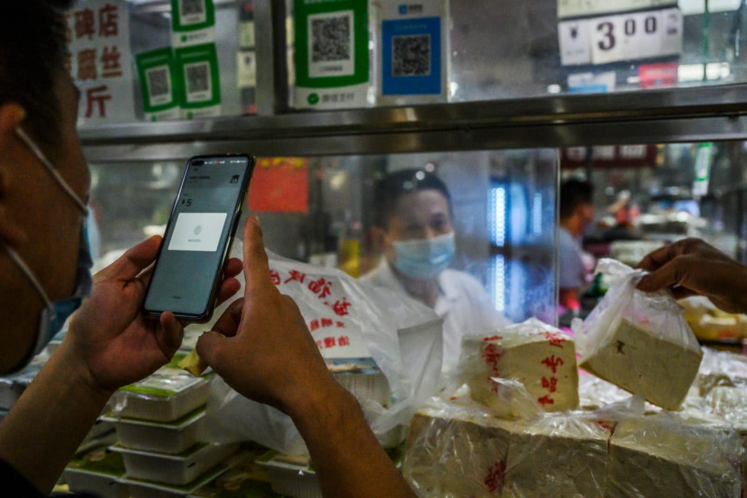 2020年9月19日,北京一个市民使用自己手机微信应用程序在市场付款。