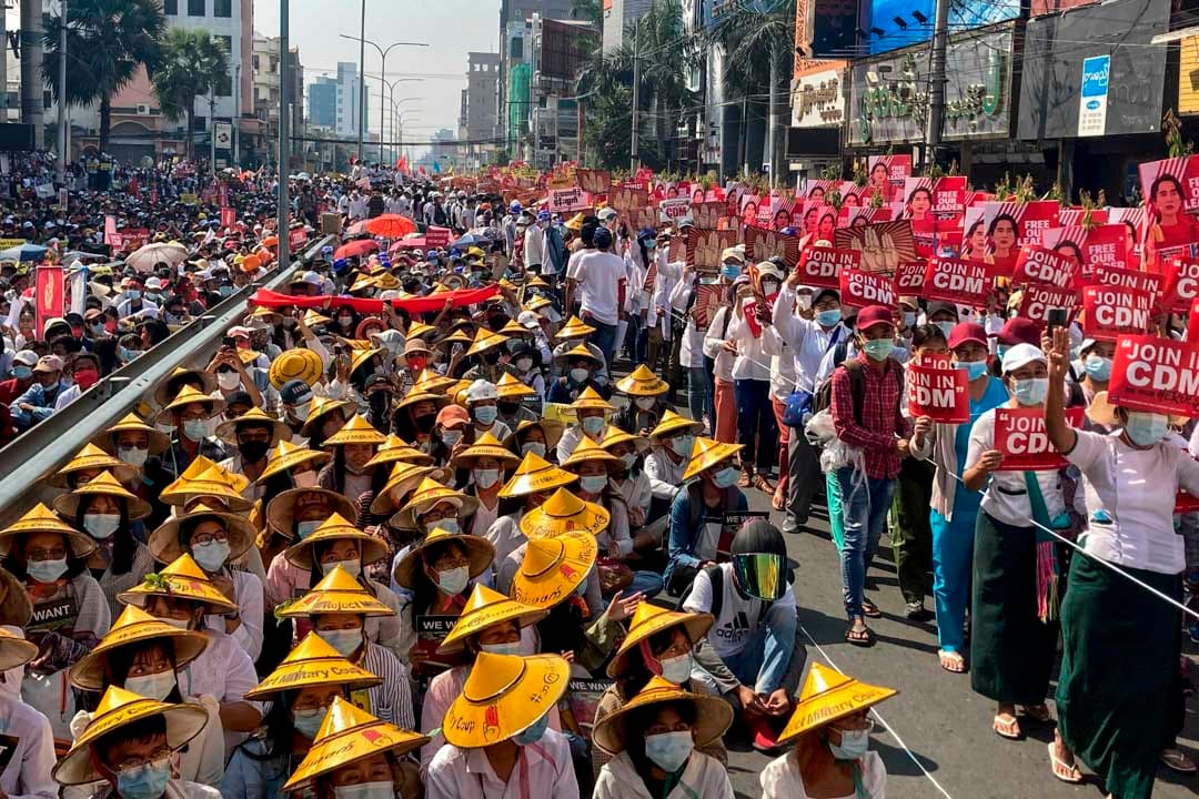2021年2月22日,緬甸曼德勒,反對軍政府的示威者在一次集會中堵塞主要道路。