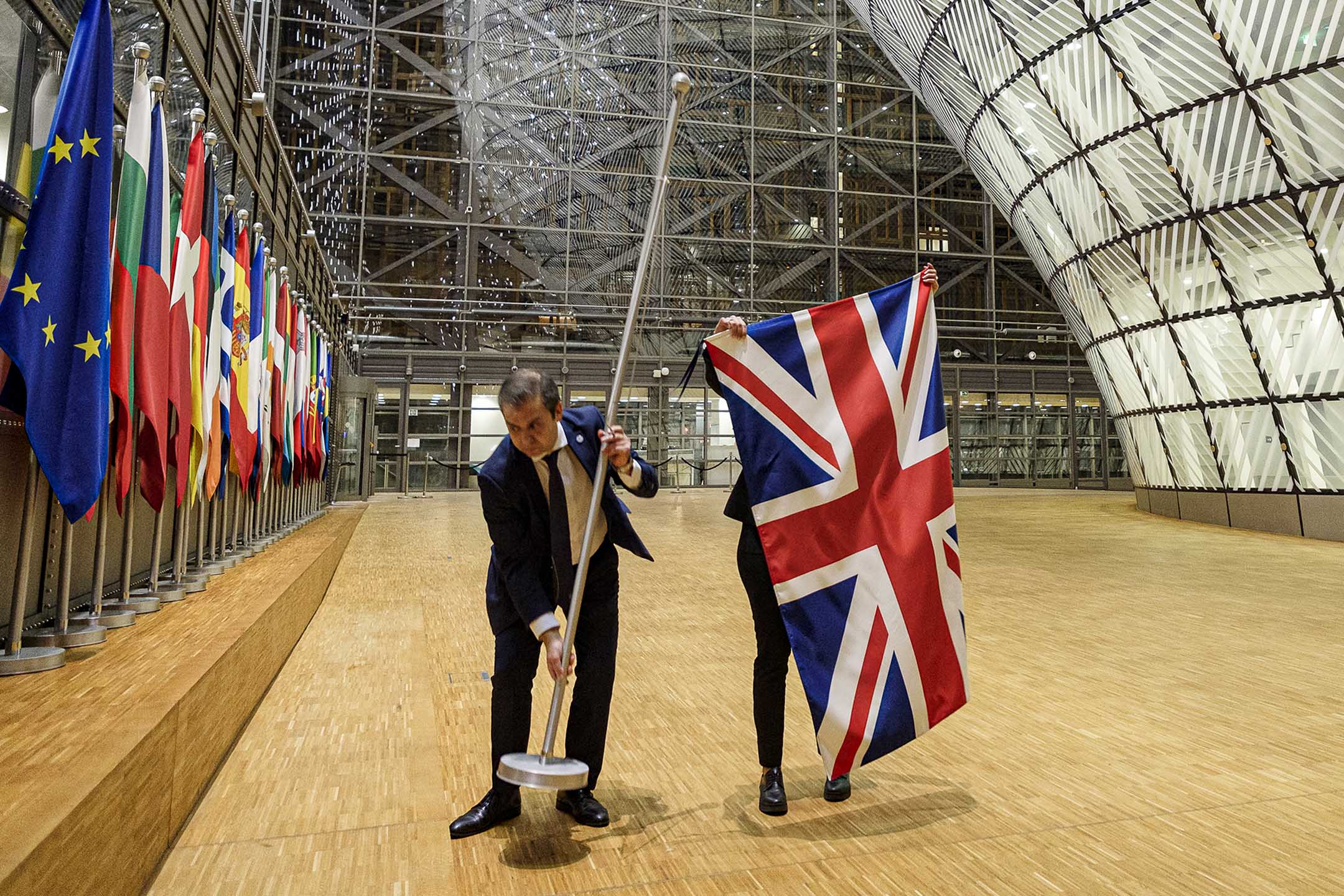 2020年1月31日比利時布魯塞爾，兩名歐盟官員在歐盟總部的中庭去除英國國旗。