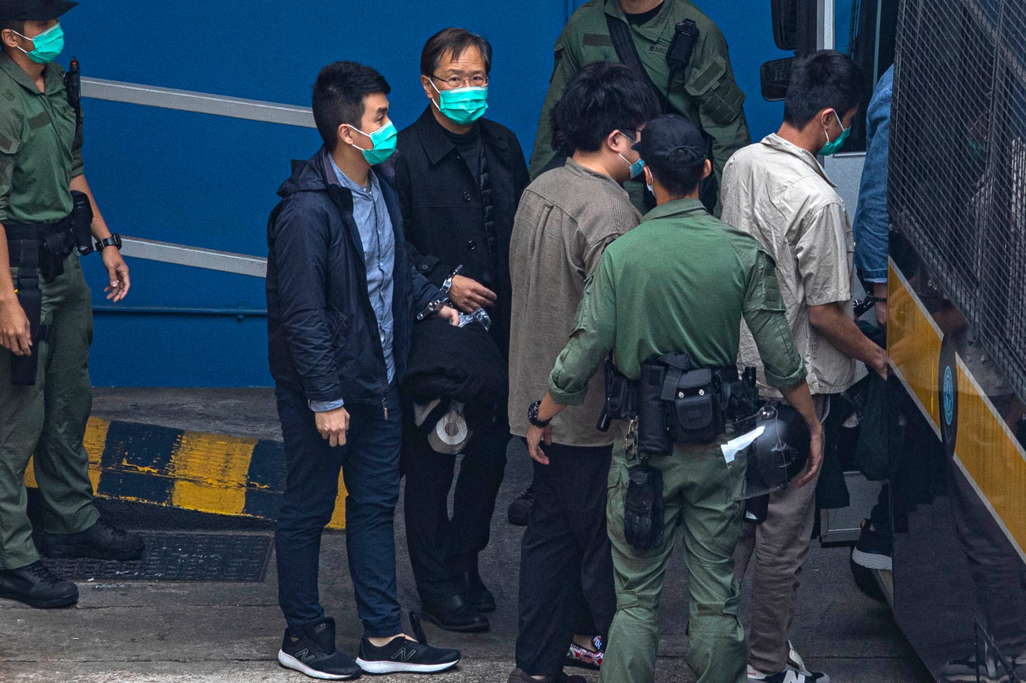 2021年3月3日荔枝角收押所，公民黨郭家麒步上囚車前往西九裁判法院。攝：陳焯煇/端傳媒