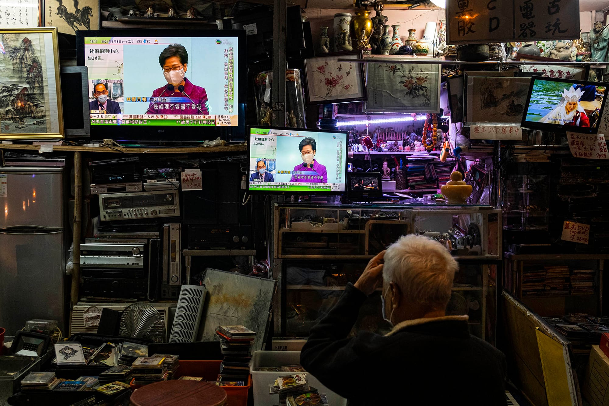 2021年3月8日深水埗,市民在觀看電視新聞報告,特首林鄭月娥於政府總部會見傳媒,就香港選舉制度改革講話。