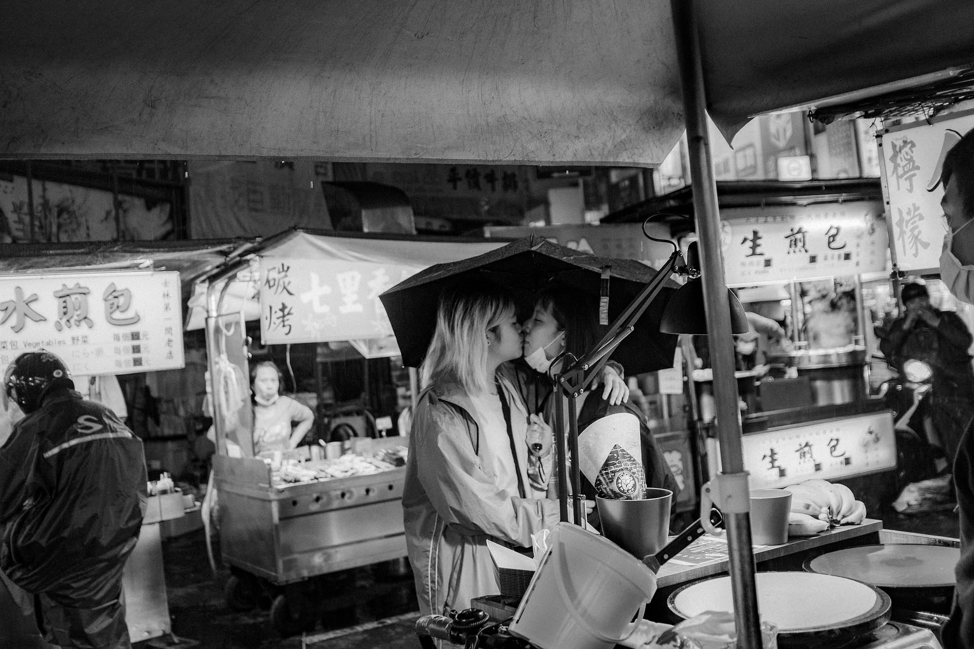 2020年4月11日士林夜市,一對戀人在夜市內買食物,為防疫安全,台灣自4月10日起著名觀光景點、國家公園、及夜市、寺廟等人潮密集的公共場地,實施人流管制措施。