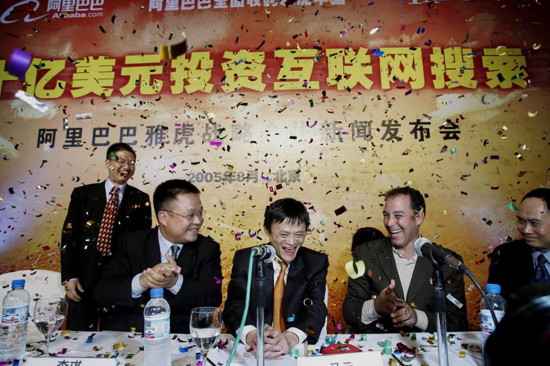 2005年8月11日，北京舉行的新聞發布會上，阿里巴巴創始人馬雲與雅虎簽署協議，由雅虎以10億美元的現金收購阿里巴巴40％的股份。