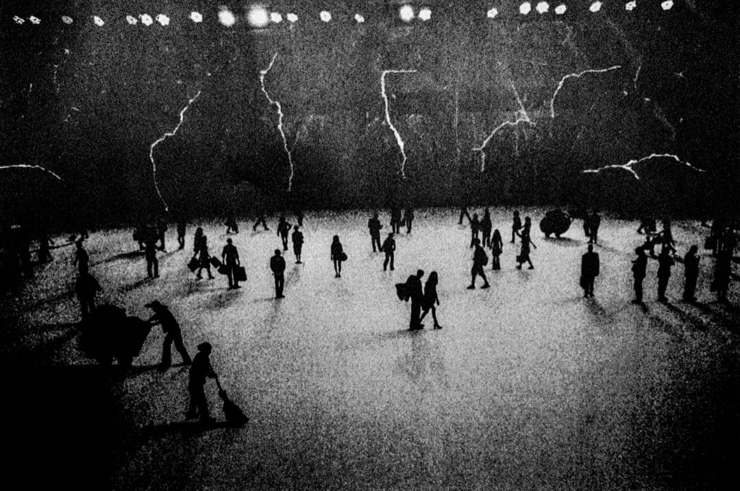 一張被翻拍的照片,內容是香港立法會的一個裝飾。