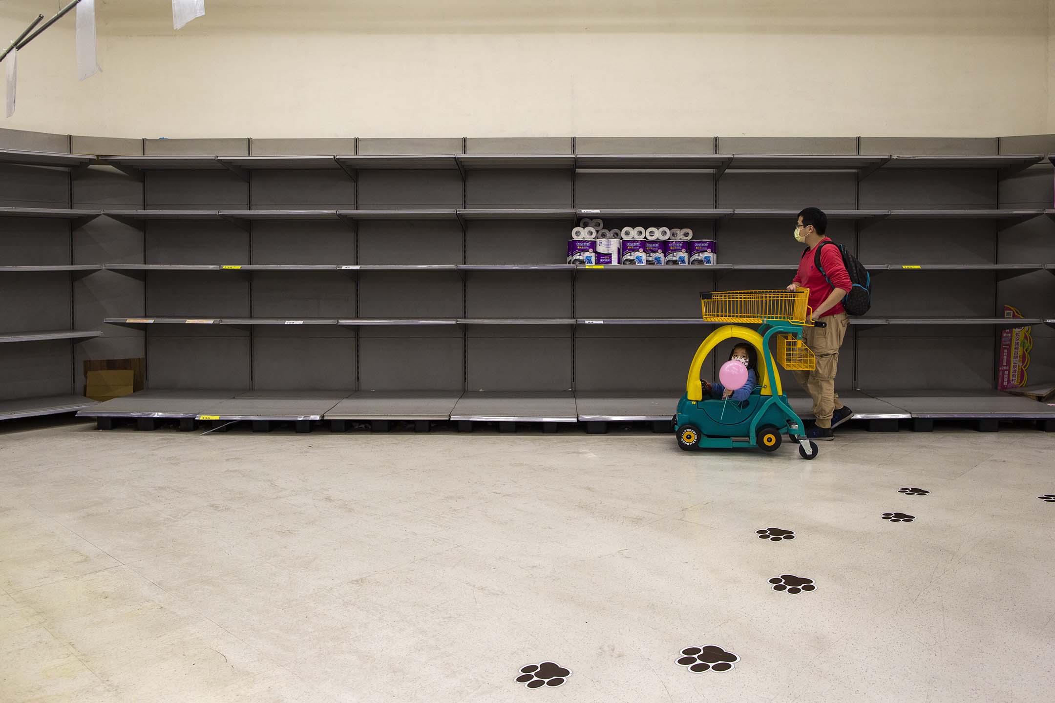 2020年3月19日新北,由於2019冠狀病毒的恐慌,市民到超級市場搶購廁紙食物。