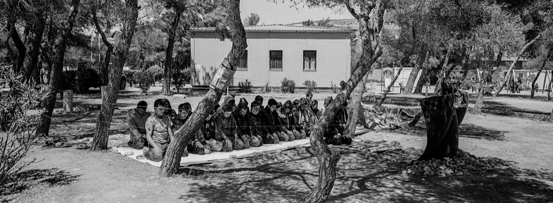 2016年4月26日,希腊,一众难民在雅典市郊的一个难民营中祷告。