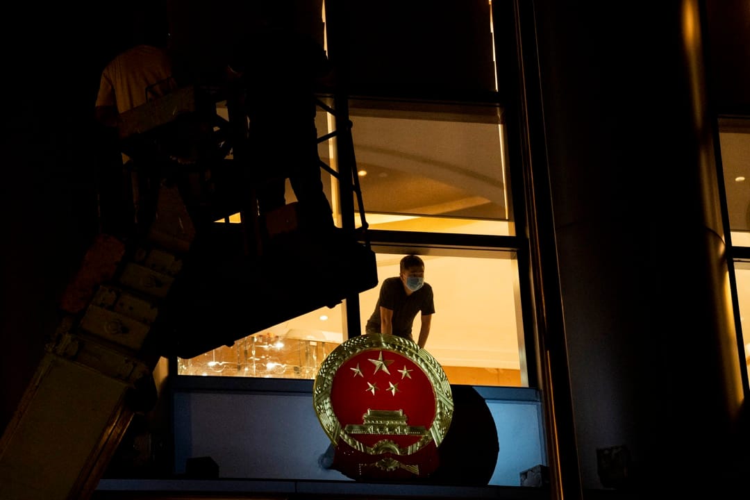 2020年12月8日凌晨,銅鑼灣維景酒店掛起中華人民共和國國徽,中共駐港國安公署臨時辦公室就設於此。