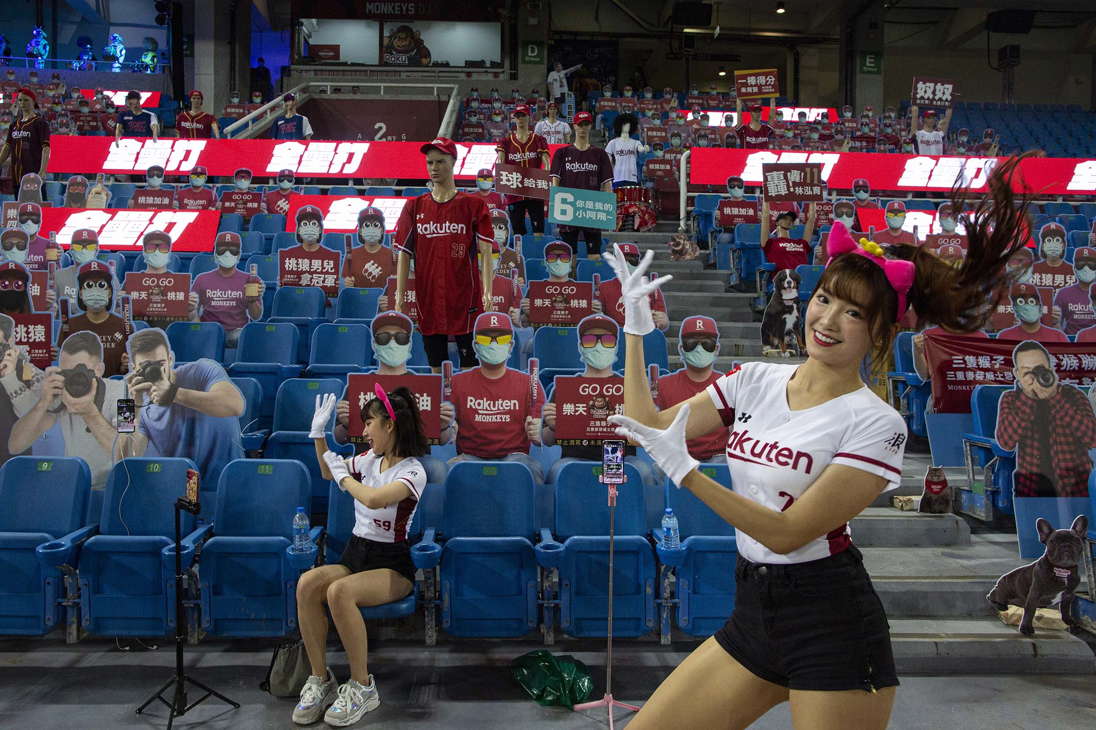 2020年4月15日,桃園國際棒球場,台灣中華職棒樂天桃猿的啦啦隊於比賽期間跳舞,為防2019冠狀病毒,於是閉門作賽,主辦方準備了紙板球迷,啦啦隊員亦以網上直播的方式與觀眾交流。