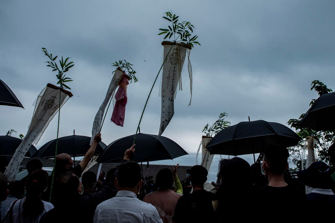 2021年4月3日，罹難者家屬在太魯閣號出軌事故現場進行路祭及招魂儀式，現場氣氛哀傷。