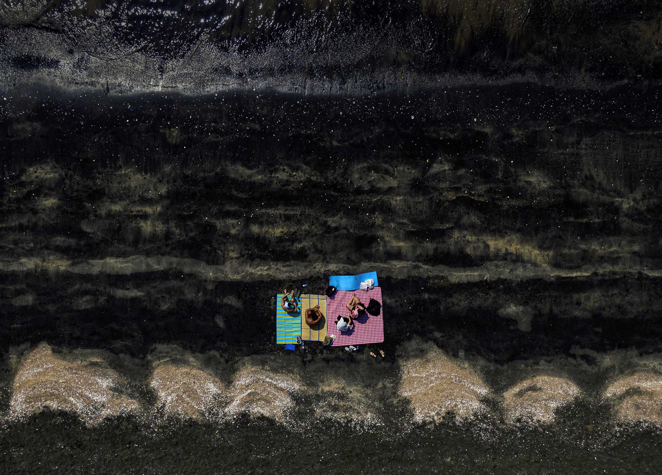 2020年10月11日香港屯門龍鼓灘,市民在康文署因疫情關閉泳灘期間,到較偏遠的龍鼓灘野餐。