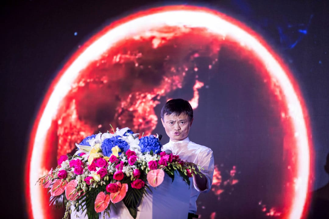 2015年8月10日，阿里巴巴集團創始人馬雲在阿里巴巴與蘇寧合作的會議上發表講話。