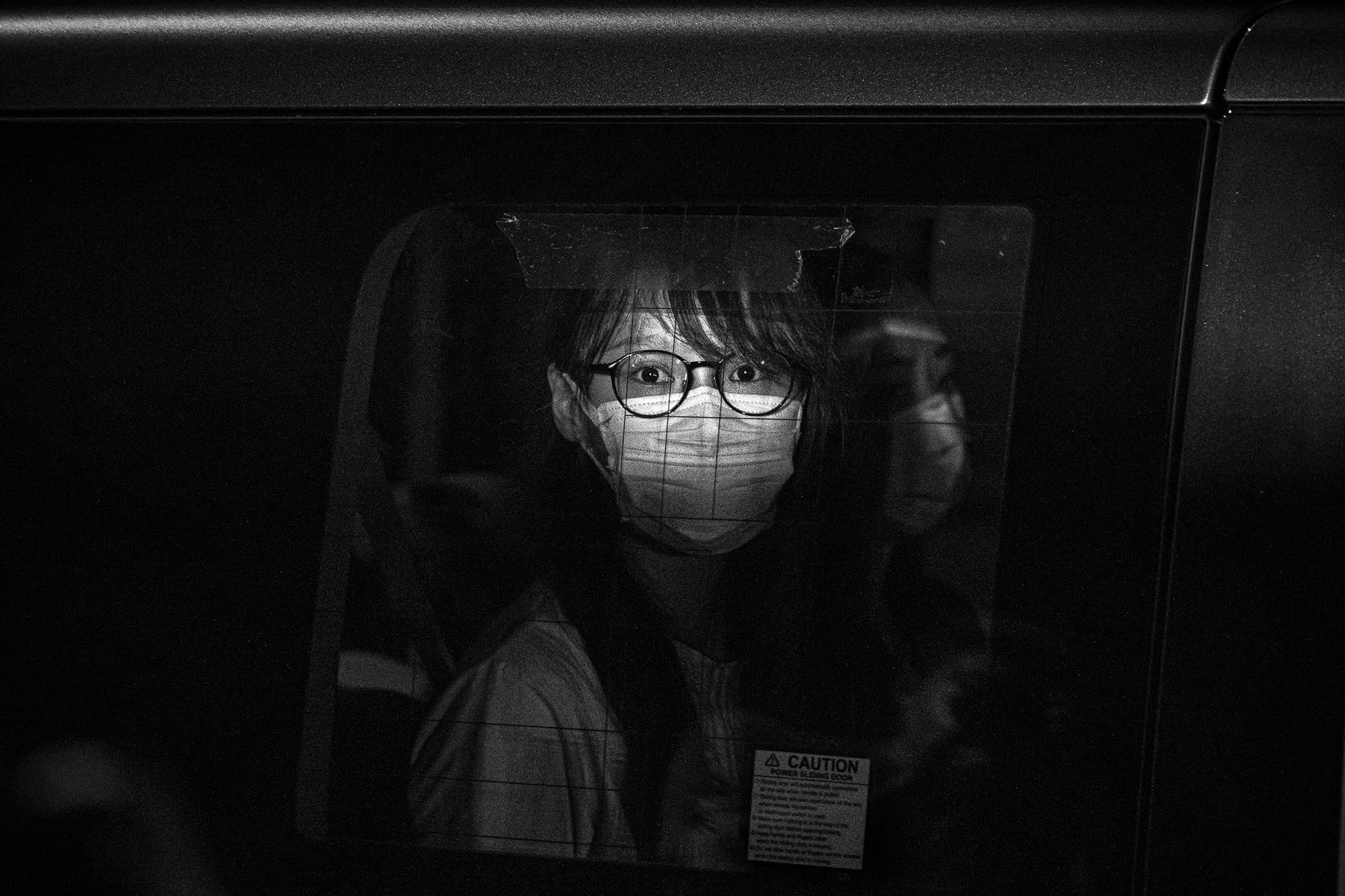 2020年8月10日香港大埔,在港區國安法施行超過一個月後,香港社運人士,前學生領袖與政團「香港眾志」前常委周庭,以懷疑違反港區國安法為由,被香港警方上門拘捕。