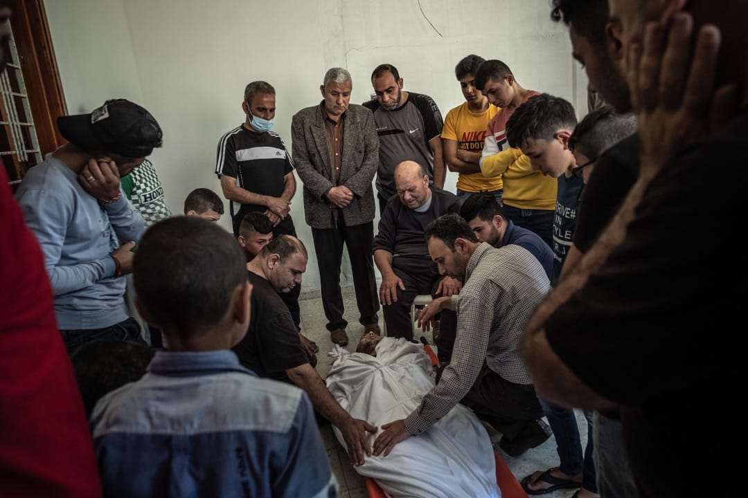 2021年5月10日,巴勒斯坦人Abdul Salam Al-Ghazali在以色列部隊於加沙市中心的一場突襲中被殺,他的家人在家中悼念。