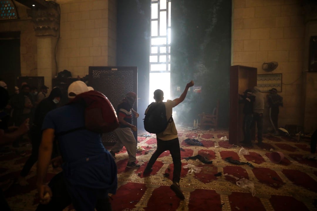 2021年5月10日,耶路撒冷阿克薩清真寺,寺內的巴勒斯坦信眾與以色列安全部隊發生衝突。