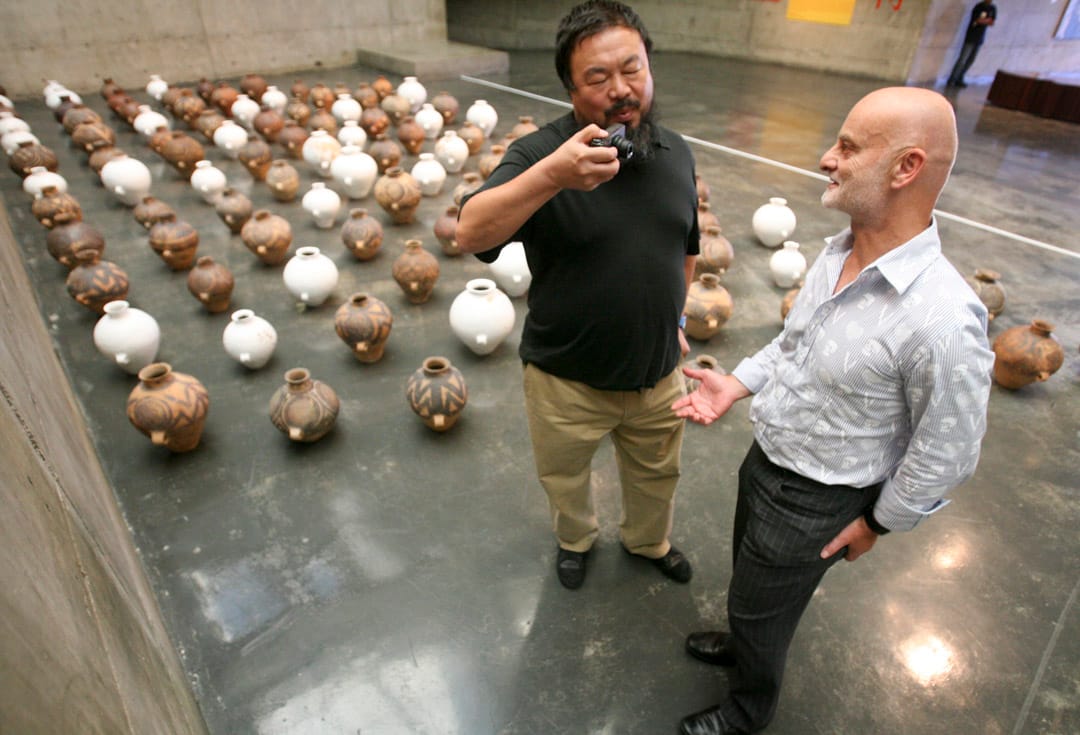 2008年9月25日,希克與艾未未在美國加州伯克利藝術博物館舉辦的一個展覽上。