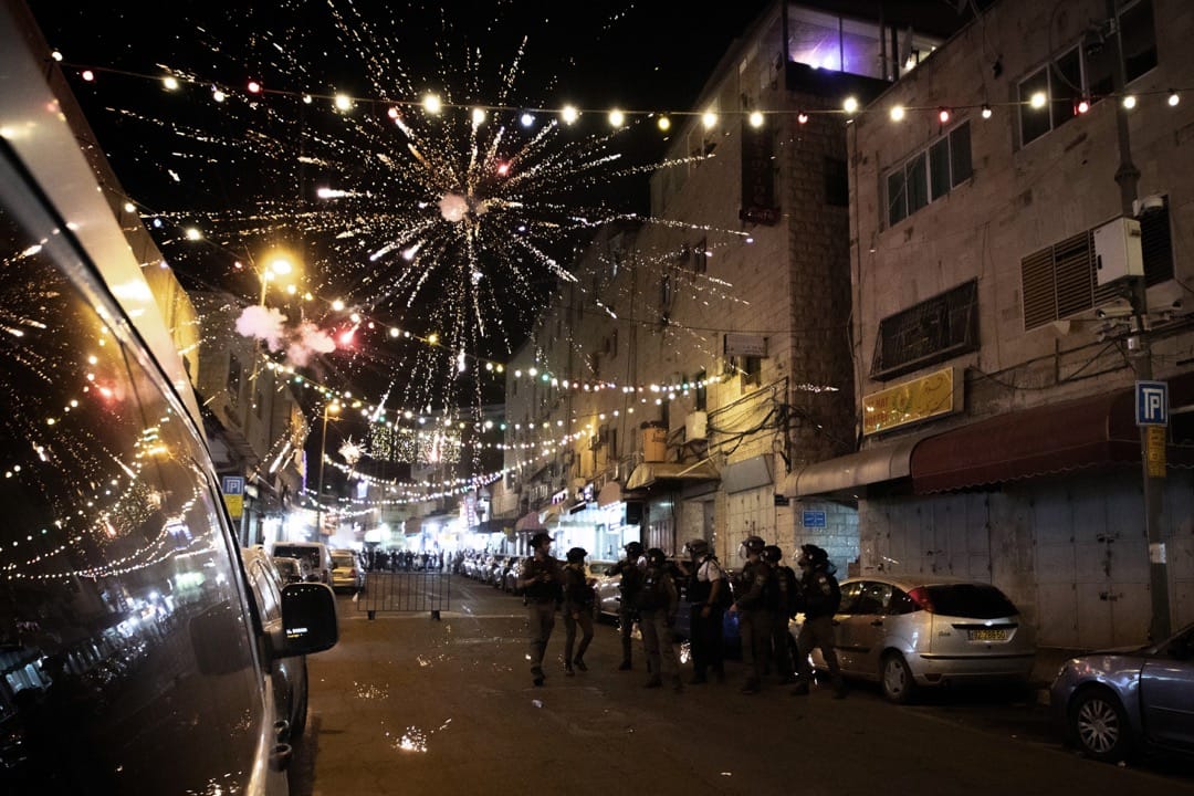 2021年5月9日,耶路撒冷阿克薩清真寺,巴勒斯坦示威者向閘門前站崗的以色列部隊成員發射煙花抗議。