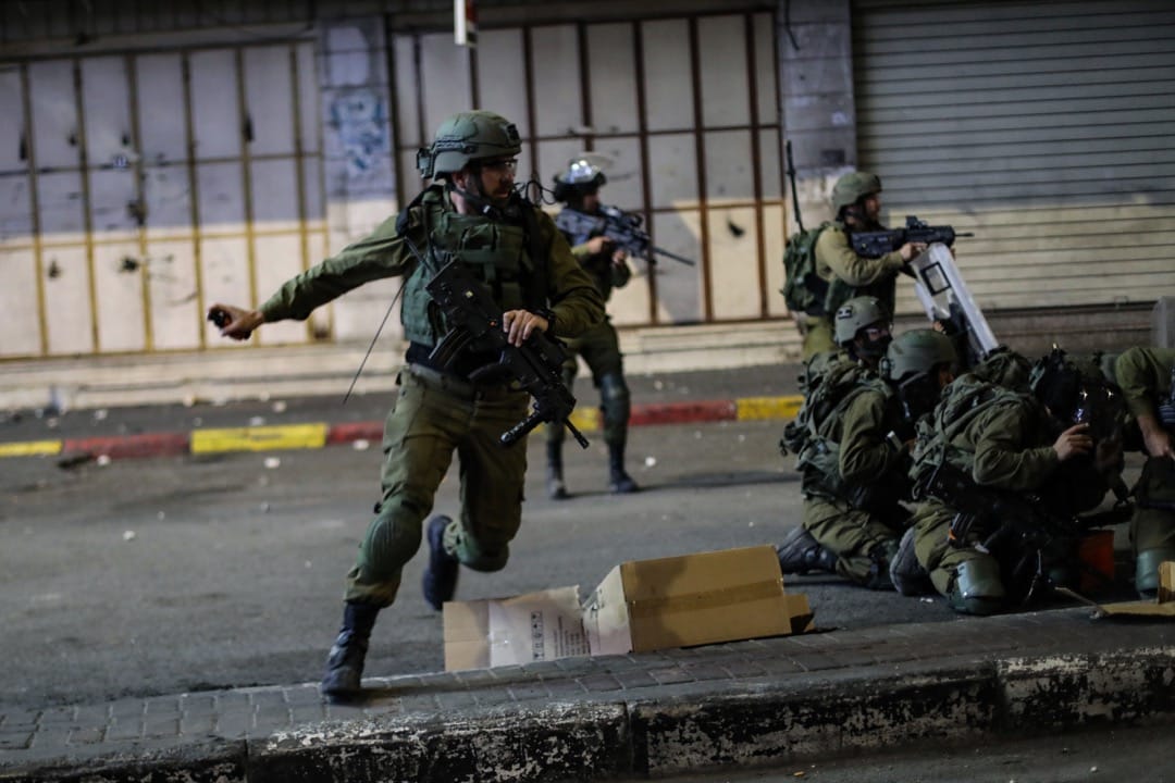 2021年5月10日,巴勒斯坦西岸地區城市希伯崙,以色列部隊使用催淚彈、橡膠子彈和震撼彈驅散一場巴勒斯坦的示威。