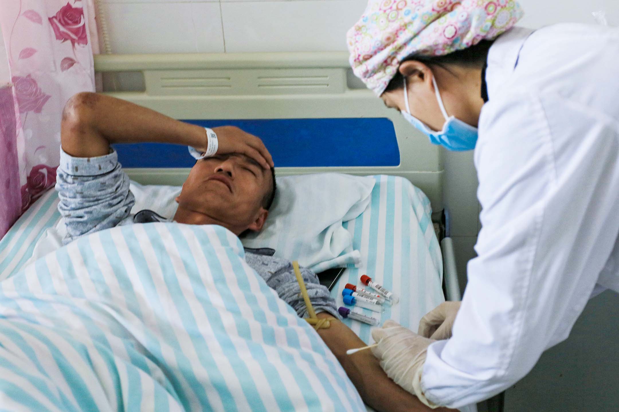 2021年5月23日中國甘肅省白銀市,極端寒冷的天氣導致白銀越野跑比賽的參賽者死亡,一名男子在一家醫院接受治療。