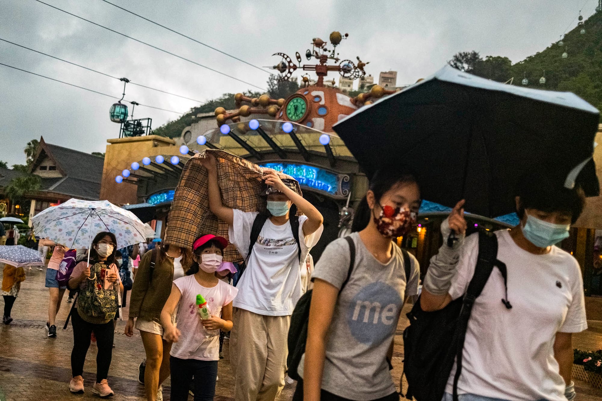 2021年4月26日，遊人在海洋公園關門前離開公園。