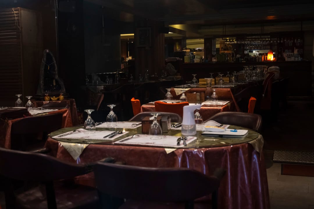 2021年5月27日,疫情嚴重下的台北,一家空蕩蕩的餐廳。