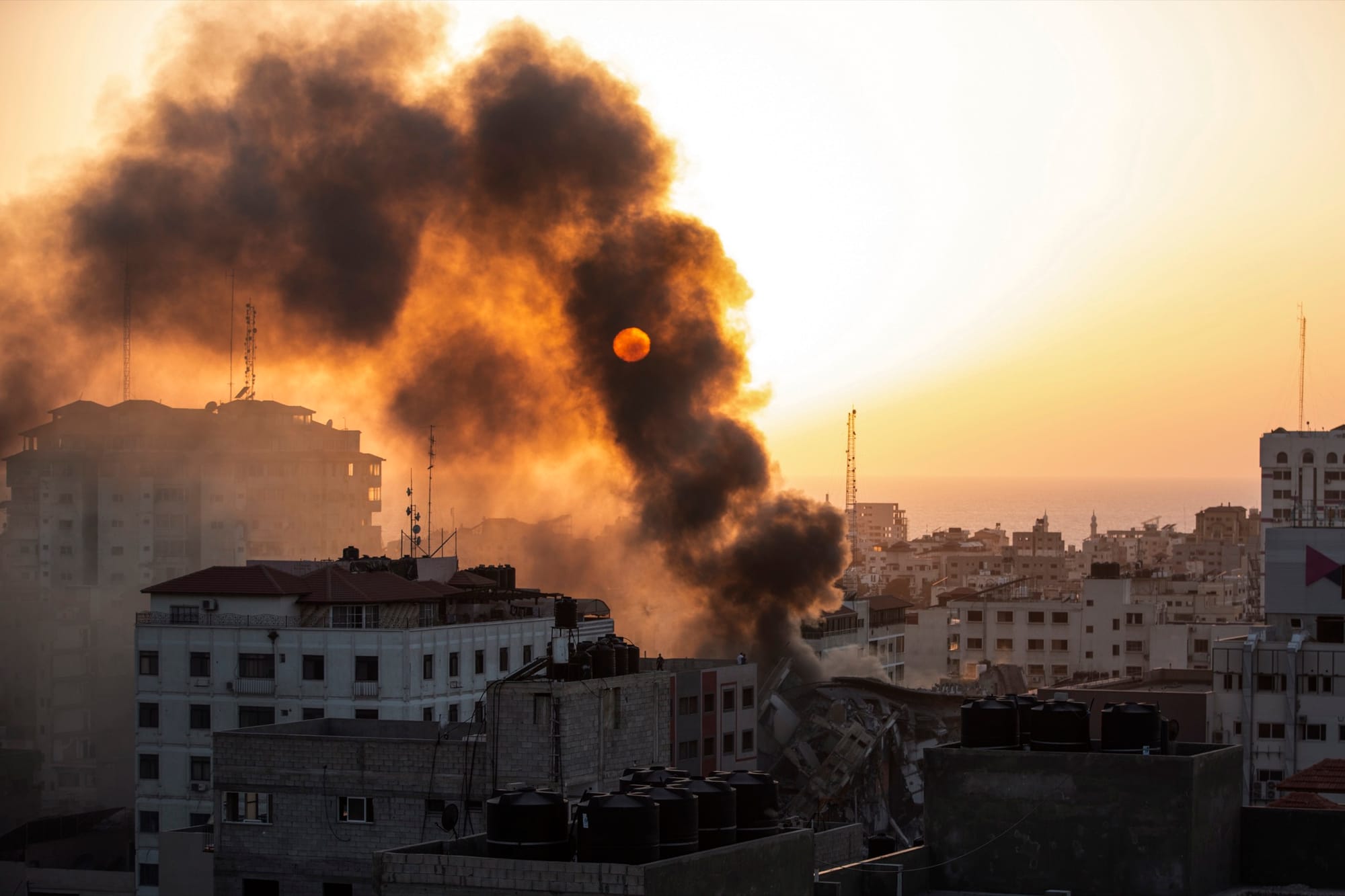 2021年5月12日,加沙市一座建築物被一枚以色列發射的火箭炮炸毀。