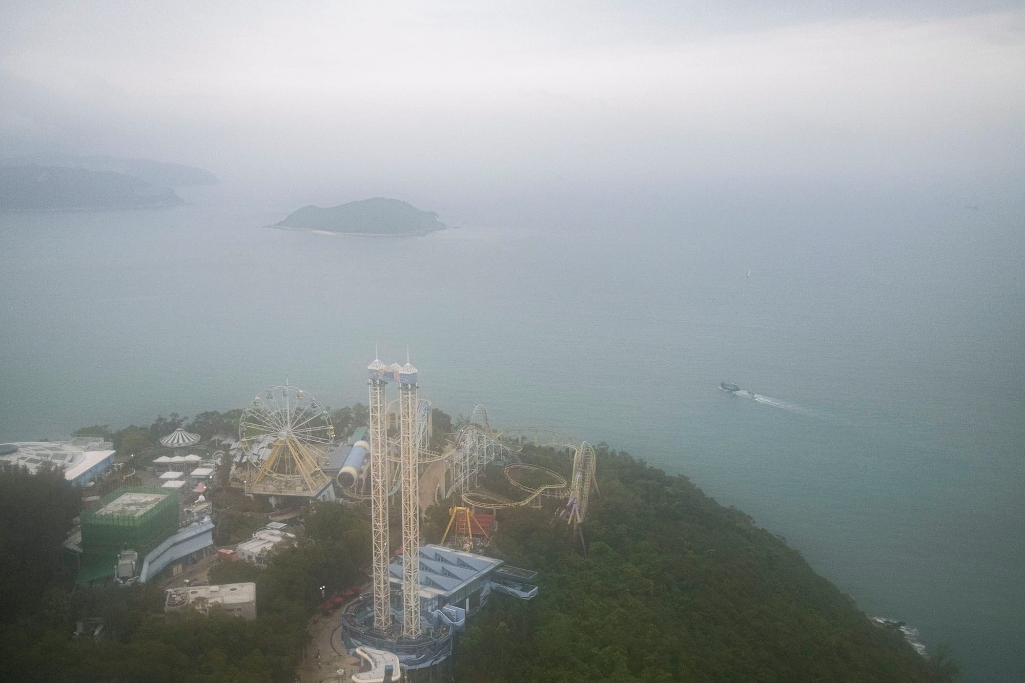 2021年4月28日，海洋公園位於香港島的南海岸。