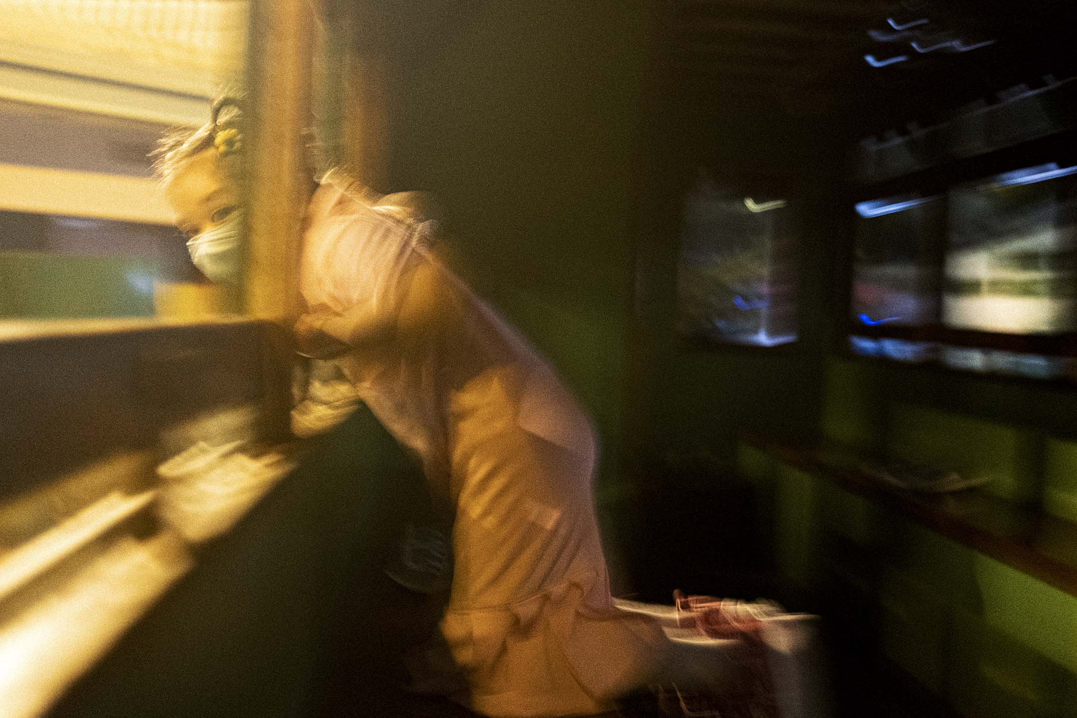 2021年4月7日，一名女孩在香港老大街的電車上。