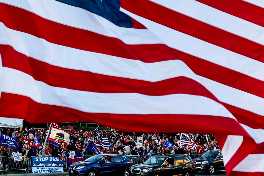 2020年11月7日,美國總統大選前夕,時任總統特朗普到加州比華利山拉票,支持者迎接。