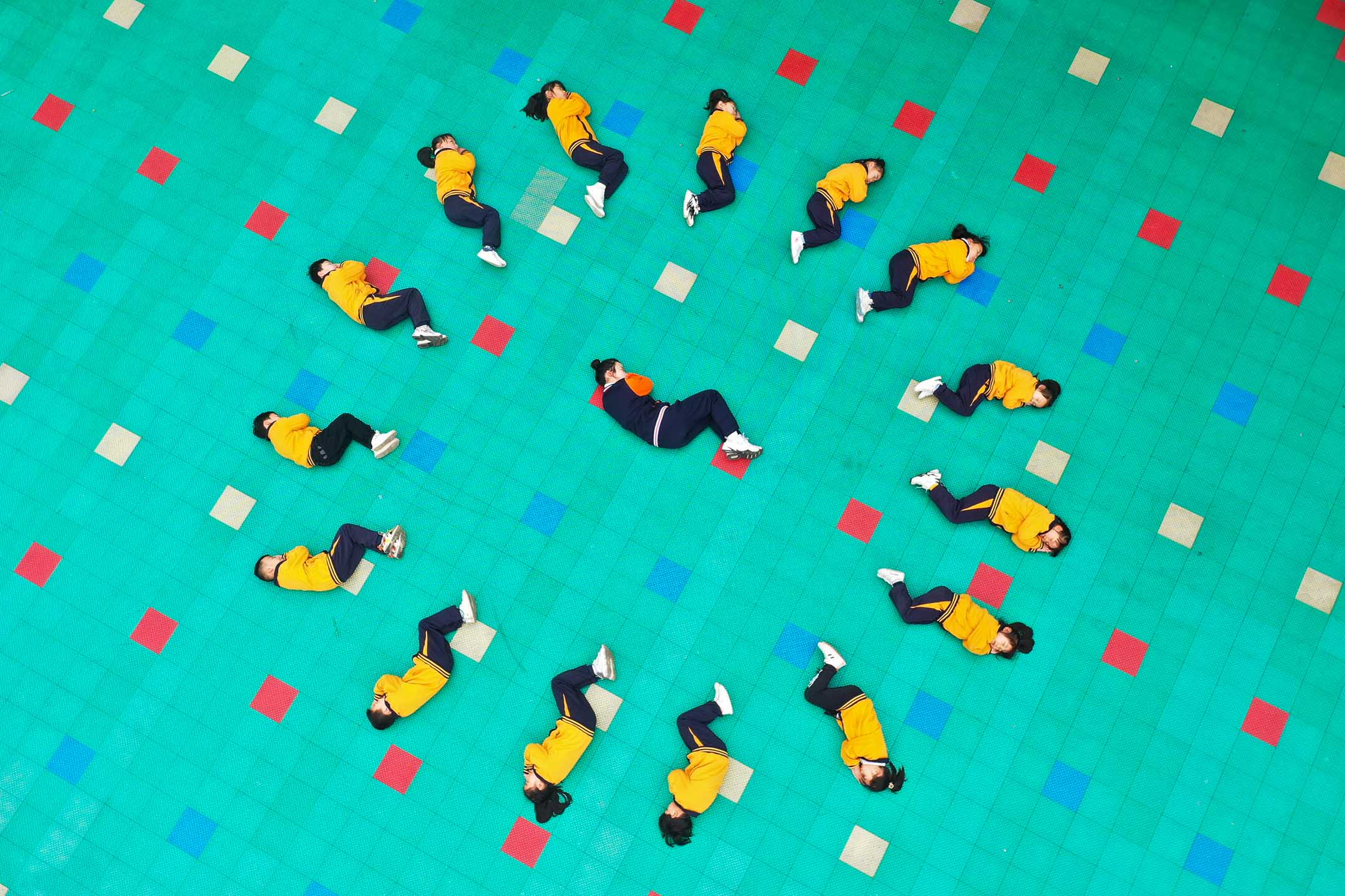 2021年3月18日中國洛陽,老師和孩子們在幼兒園睡眠。