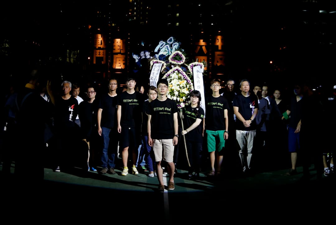 2014年6月4日，六四维园烛光晚会上，学联常委罗冠聪、学生代表与支联会常委一同步向台上。