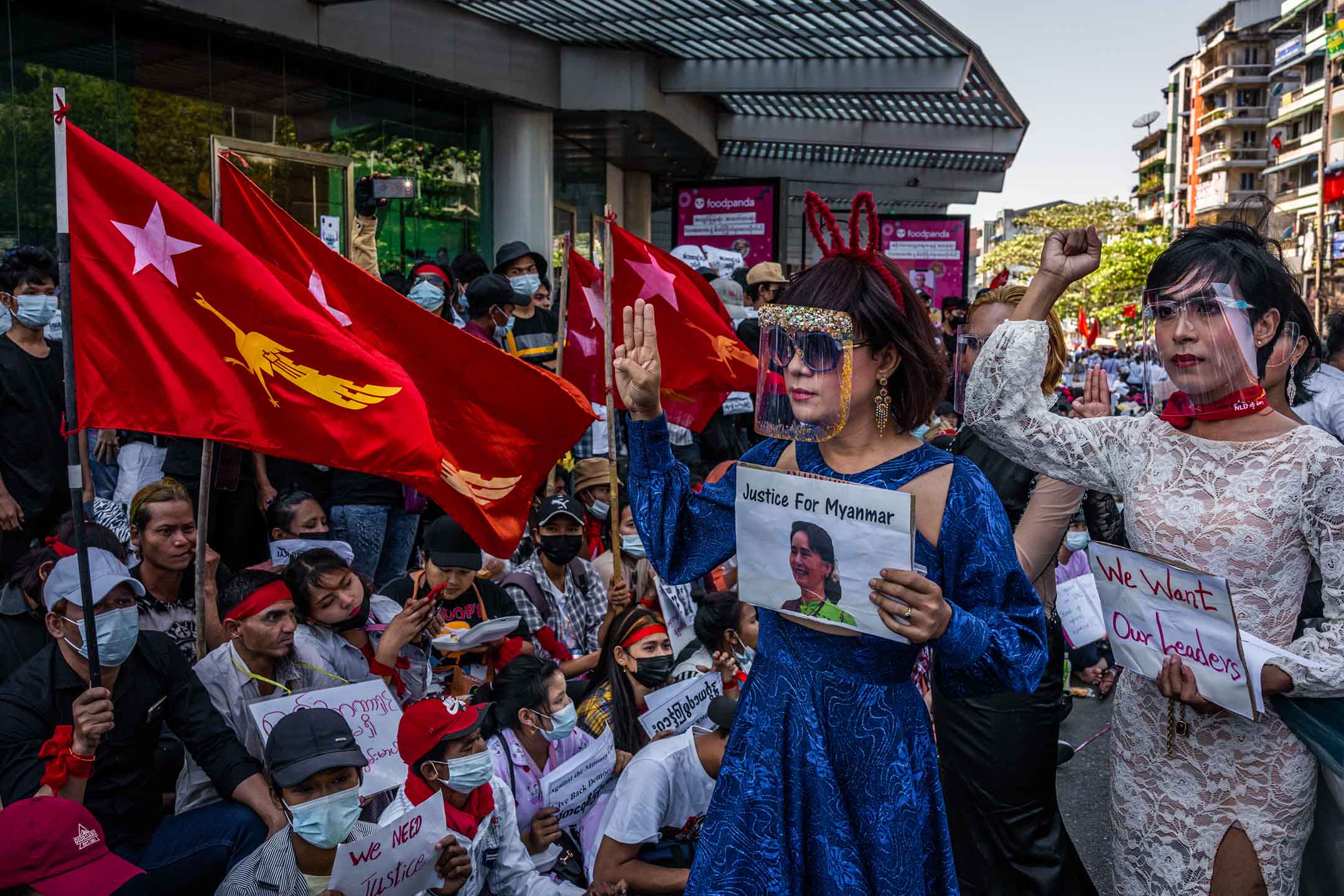  2021年2月10日緬甸仰光，示威者舉著領導人昂山素姬的照片。