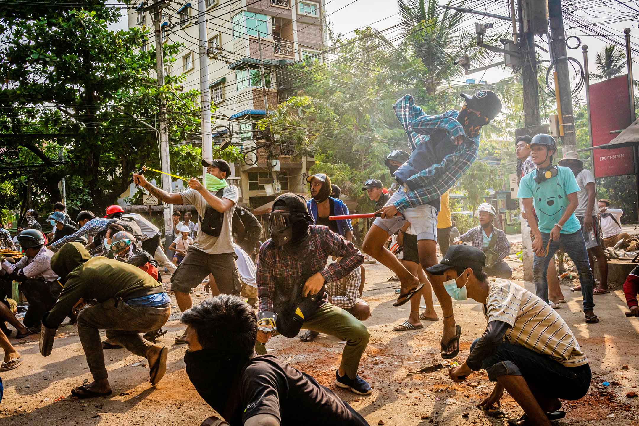 2021年3月28日緬甸仰光，示威者使用彈弓和投擲石塊逼近安全部隊。